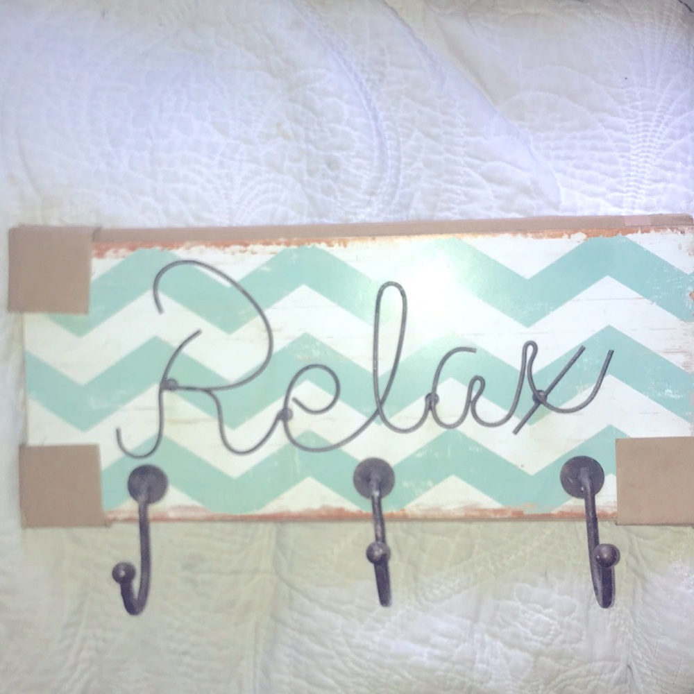 Keyhole key holder
